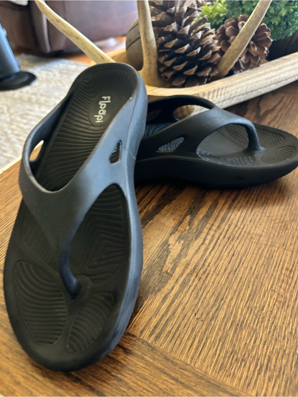 Floopie flip flops size 40 or women’s 10 mens 8